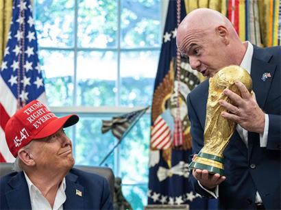 Gianni Infantino und Donald Trump bei einem Gespräch, FIFA-Präsident trifft US-Präsident, politisches Treffen Fußball