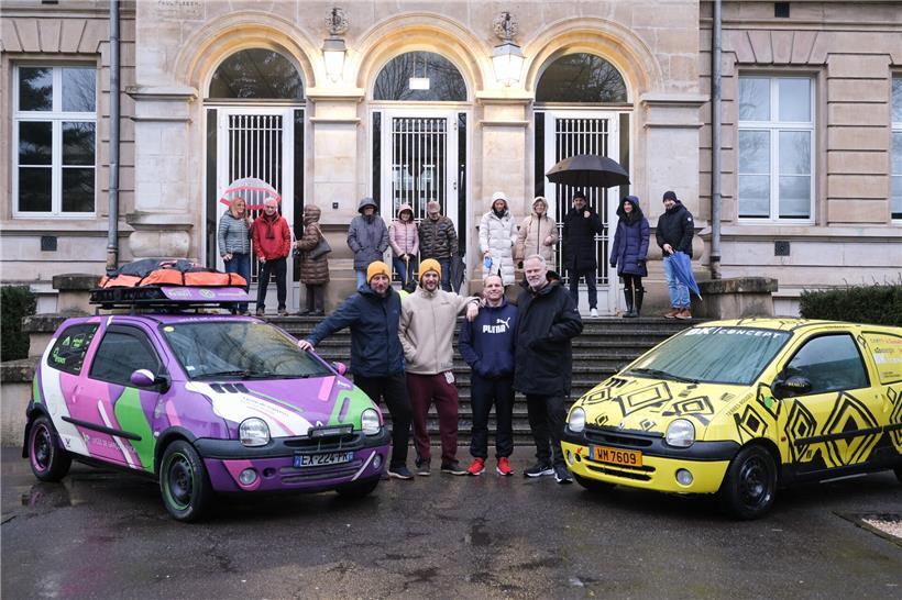 Gianni Mersch, Diego Militello, Alain Berg und Christian Schaack mit ihren für Wüstenetappen vorbereiteten Renault Twingos