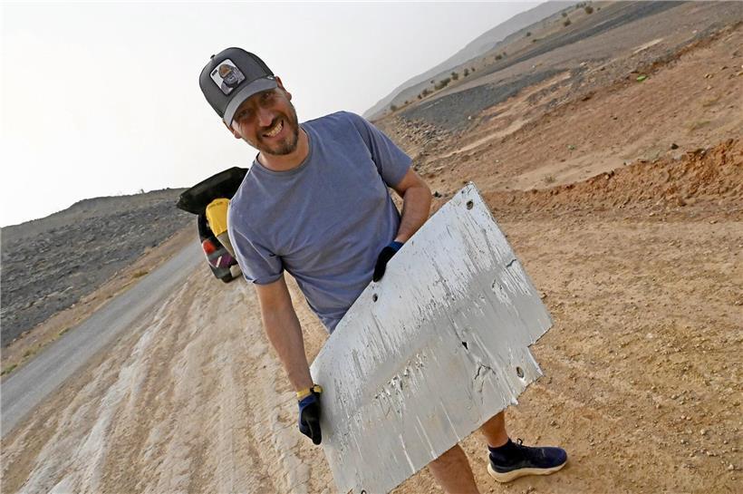Gianni Mersch mit fragendem Blick, umgeben von Notizen, sucht nach verlorenen Gegenständen im Büro