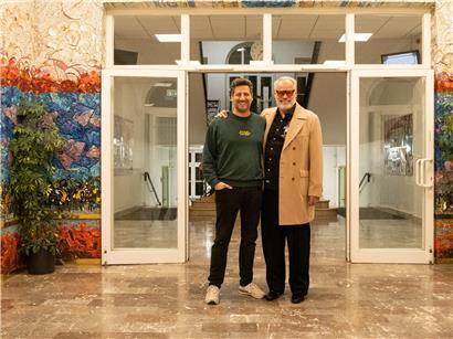 Gianni Mersch und Christian Schaack kehren zurück nach Esch, Porträt zweier Persönlichkeiten vor städtischer Kulisse