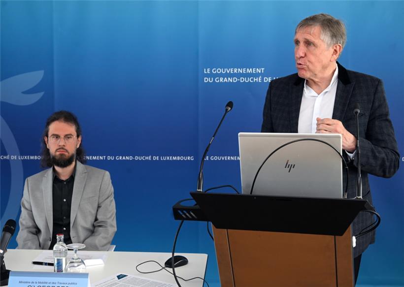 Gil Georges (l.) vom Mobilitätsministerium und François Bausch (r.), Mobilitätsminister, präsentierten das „Observatoire digital de la mobilité“ am Dienstagmorgen während einer Pressekonferenz
