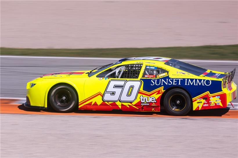 Gil Linster beim freien Training am Donnerstag auf der Rennstrecke in voller Motorsport-Ausrüstung