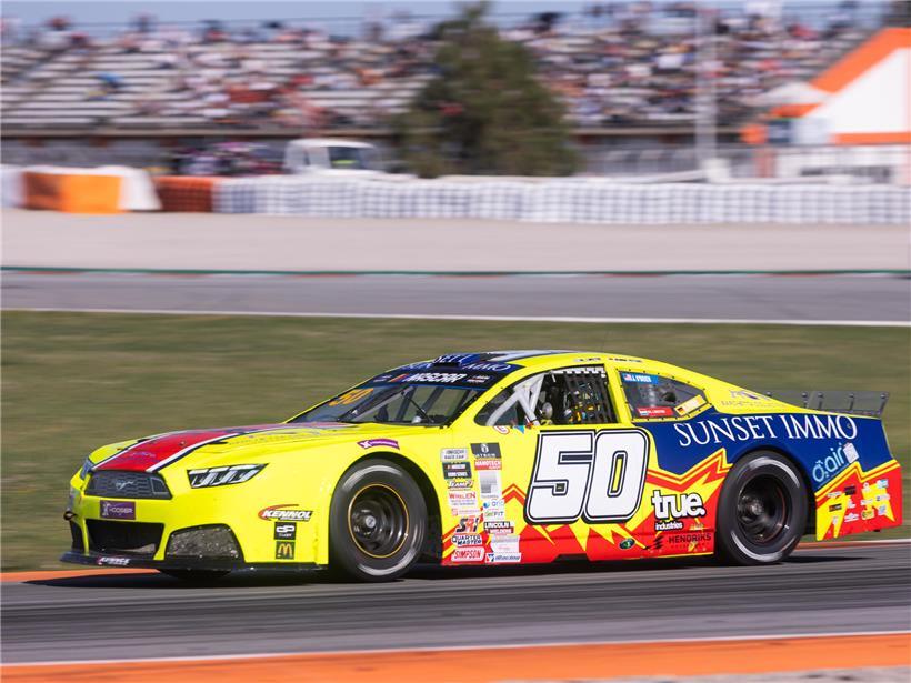 Gil Linster startet in Valencia in die Motorsport-Saison 2024 mit Rennhelm und Rennanzug auf der Rennstrecke