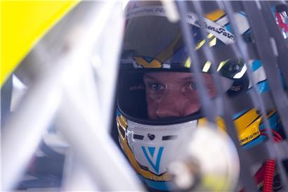 Gil Linster beim spannenden Kampf um den Titel im Boxring, fokussiert und entschlossen