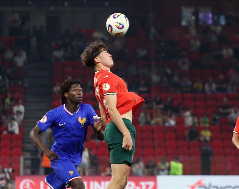 Gil Neves (in Rot) geht zum Kopfball
