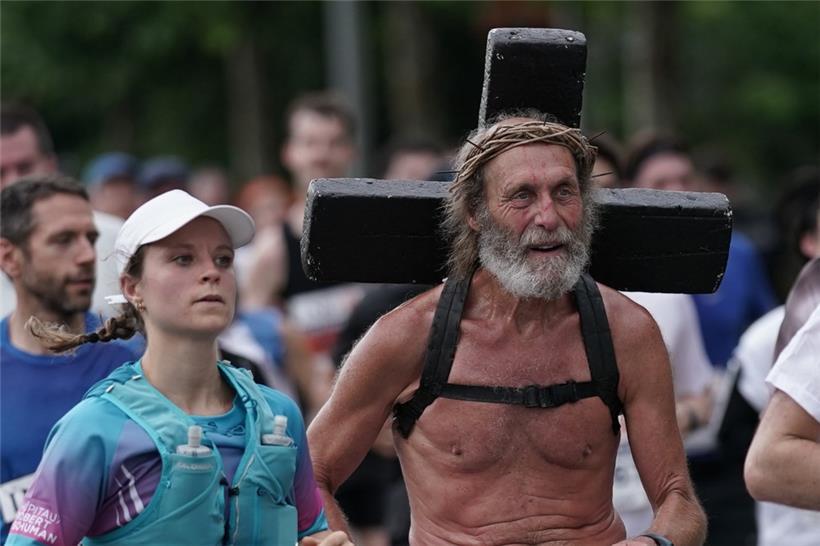 Gilbert Dantzer verkleidet sich bei seinen Rennen als Jesus 
