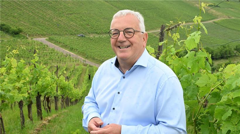 Porträt von Gilles Estgen lächelnd vor neutralem Hintergrund