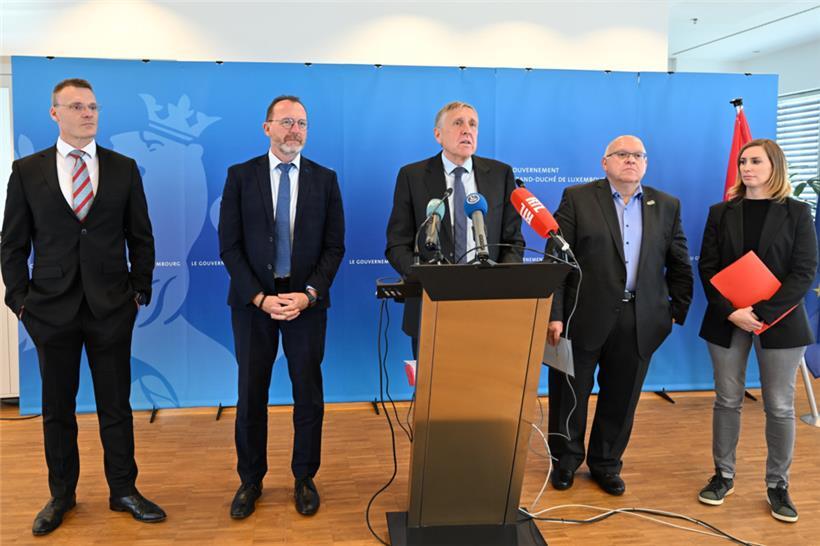 Gilles Feith (Luxair), Arbeitsminister Georges Engel (LSAP), Mobilitätsminister François Bausch („déi gréng“), LCGB-Präsident Patrick Dury und OGBL-Vertreterin Michelle Cloos auf der anschließenden Pressekonferenz
