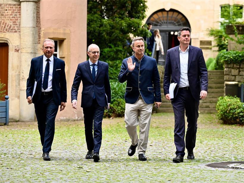 Gilles Roth, Luc Frieden, Xavier Bettel und Lex Delles auf dem Weg zum Staatsministerium im Hôtel Saint Maximin am Dienstagnachmittag