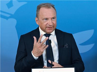 Gilles Roth spricht bei der Pressekonferenz zum ersten Defence Bond über Sicherheitsfinanzierung und Verteidigungsanleihen.