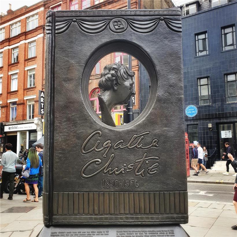 Agatha Christie Memorial in London Cranbourn Street, ikonische britische Schriftstellerin und Kultfigur der Literatur