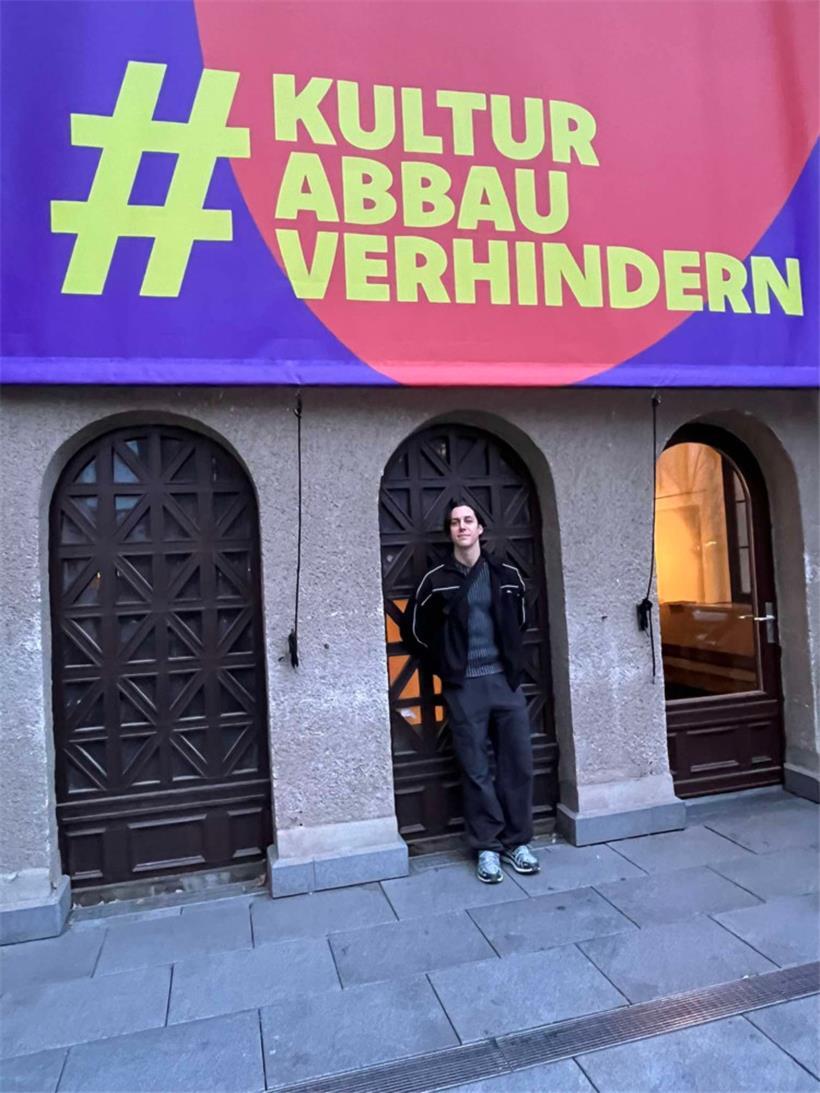 Gindorff auf dem Balkon des Berliner Ensembles: Der Schauspieler hatte sich sofort hinter die Proteste gegen die geplanten Kürzungen des Kulturetats in Berlin gestellt
