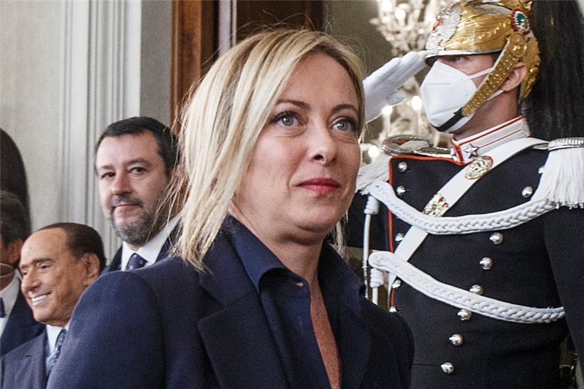 Giorgia Meloni, Matteo Salvini und Silvio Berlusconi nach ihrem Treffen mit dem italienischen Staatspräsidenten Mattarella
