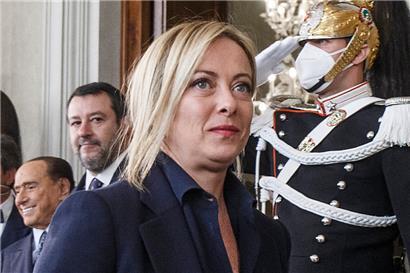 Giorgia Meloni, Matteo Salvini und Silvio Berlusconi nach ihrem Treffen mit dem italienischen Staatspräsidenten Mattarella
