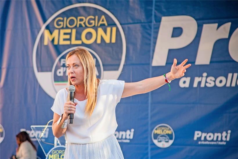 Giorgia Meloni, Vorsitzende der rechtsextremen Partei Fratelli d’Italia, spricht bei einer Wahlkampfveranstaltung auf dem Domplatz in Mailand
