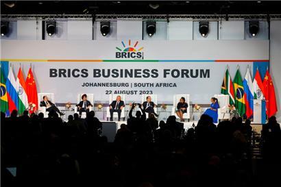 Gipfeltreffen der Brics-Staaten Brasilien, Russland, Indien, China, und Südafrika Ende August in Johannesburg. Sechs neue Länder sollen dem Bündnis demnächst beitreten.
