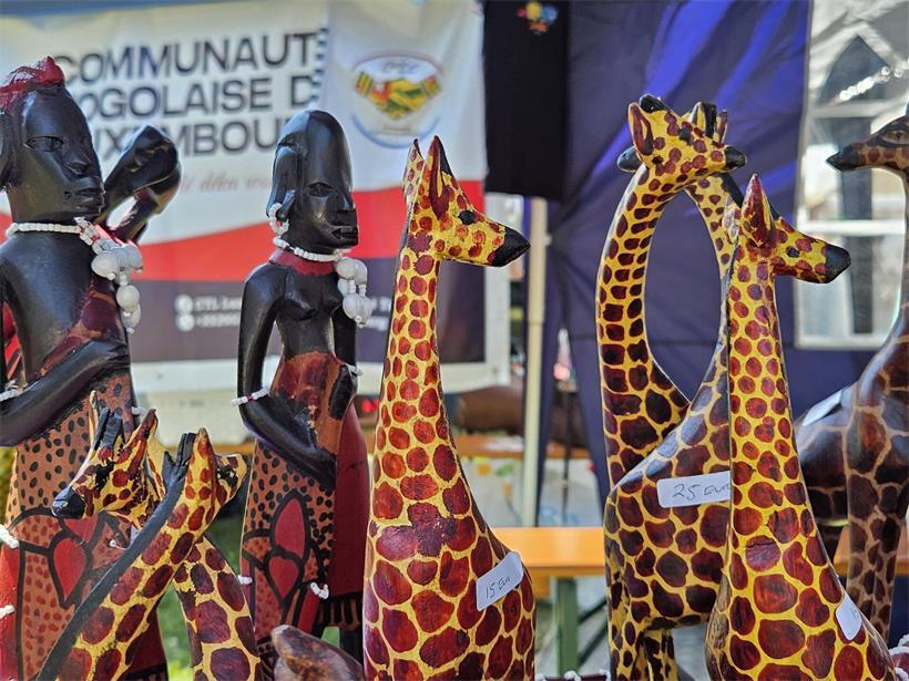 Giraffen, Elefanten und afrikanische Krieger aus handgeschnitztem Holz, traditionelle Holzfiguren, Safari-Dekoration