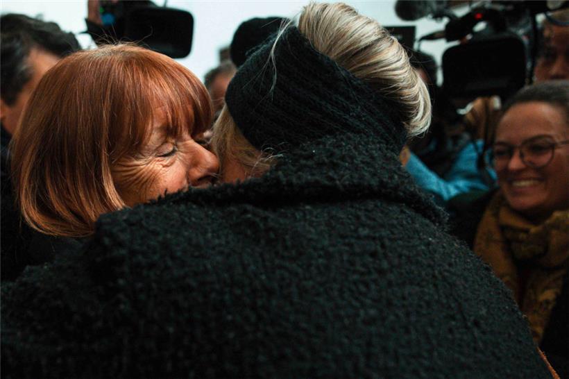 Gisele Pelicot (L) umarmt einen Unterstützer, als sie das Gerichtsgebäude in Avignon verlässt, nachdem sie im Prozess gegen ihren ehemaligen Partner Dominique Pelicot die abschließende Verteidigungsrede gehört hat
