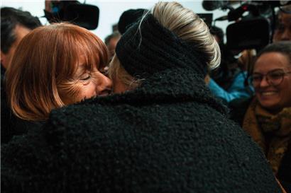 Gisele Pelicot (L) umarmt einen Unterstützer, als sie das Gerichtsgebäude in Avignon verlässt, nachdem sie im Prozess gegen ihren ehemaligen Partner Dominique Pelicot die abschließende Verteidigungsrede gehört hat

