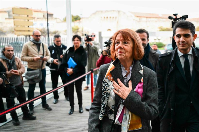 Gisèle Pelicot, flankiert von ihrem Anwalt Stéphane Babonneau, kommt im Gerichtsgebäude von Avignon zum Prozess gegen ihren ehemaligen Partner Dominique Pelicot an
