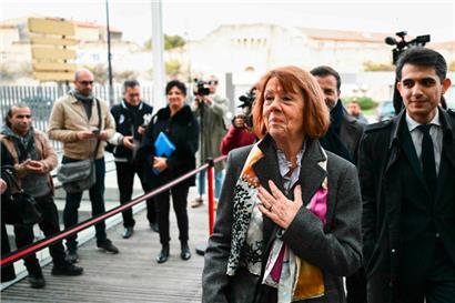Gisèle Pelicot, flankiert von ihrem Anwalt Stéphane Babonneau, kommt im Gerichtsgebäude von Avignon zum Prozess gegen ihren ehemaligen Partner Dominique Pelicot an
