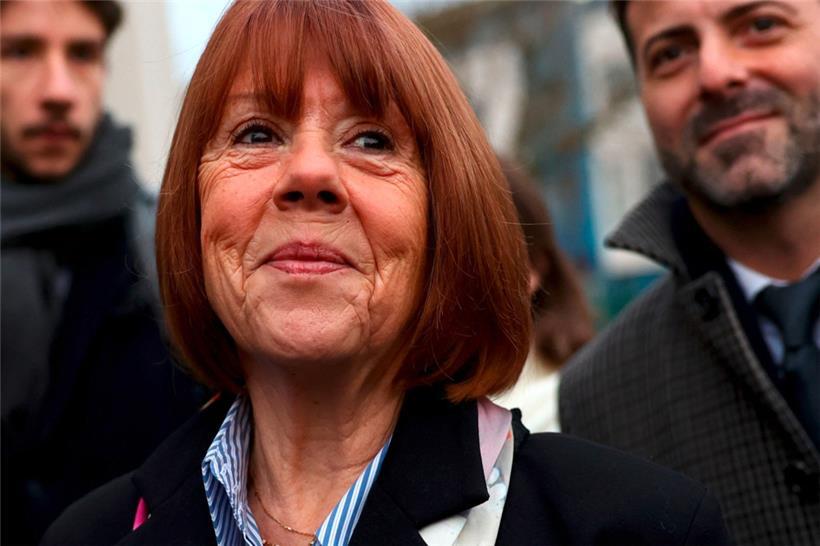 Gisele Pelicot kommt am 19. Dezember 2024 im Gerichtsgebäude in Avignon an, wo das Urteil im Prozess gegen ihren Ex-Mann erwartet wird, der zusammen mit 50 weiteren Personen beschuldigt wird, sie unter Drogen gesetzt und über fast ein Jahrzehnt hinweg mehrere Vergewaltigungen inszeniert zu haben
