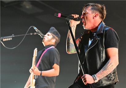 Gitarrist Ian D’Sa und Sänger Benjamin Kowalewicz
