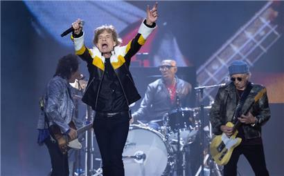 Gitarrist Ron Wood, Sänger Mick Jagger, Schlagzeuger Steve Jordan und Gitarrist Keith Richards von der britischen Band The Rolling Stones stehen im Olympiastadion bei einem Konzert im Rahmen ihrer „Sixty“-Europatour auf der Bühne
