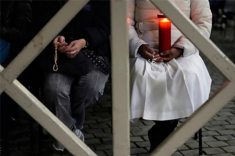 Gläubige beten auf dem Petersplatz während einer Rosenkranzandacht für die Genesung von Papst Franziskus
