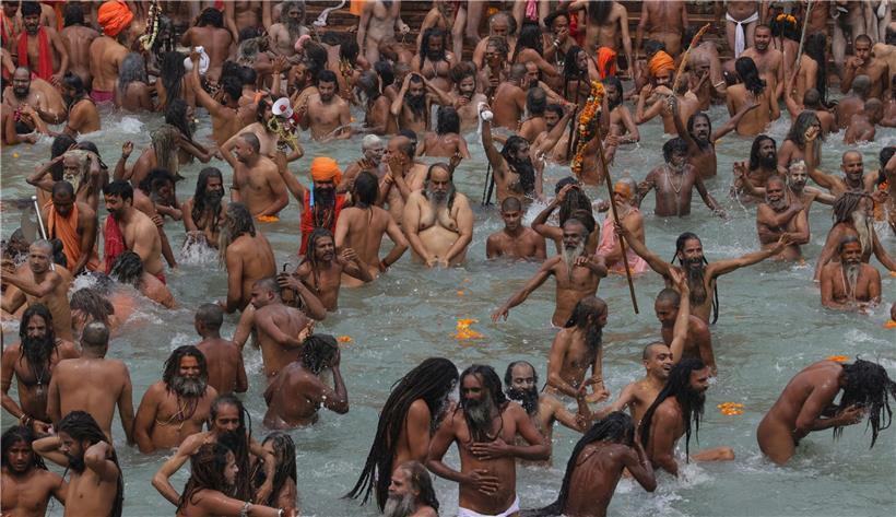 Gläubige nehmen anlässlich des Kumbh Mela, dem größten religiösen Fests des Hinduismus, ein traditionelles Bad im Ganges in Indien
