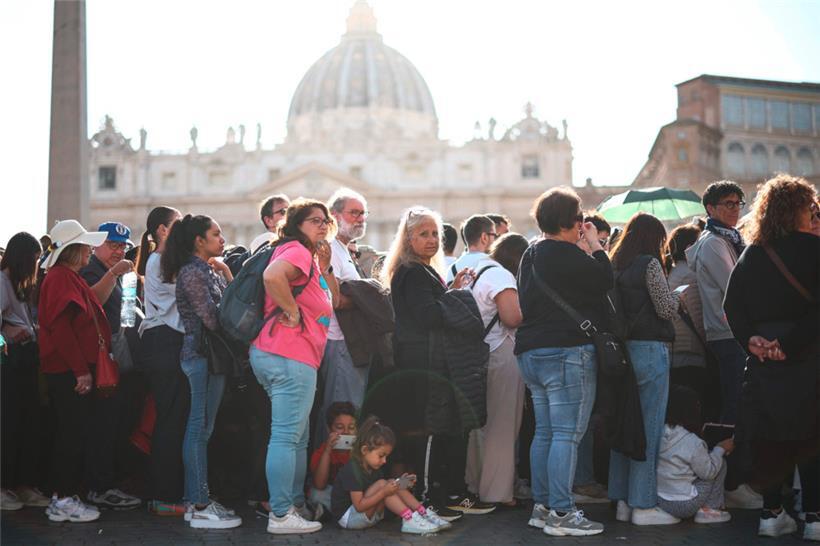 Gläubige stehen vor dem Petersdom an, um vom verstorbenen Papst Abschied zu nehmen
