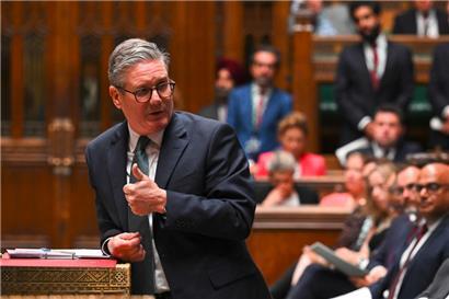 Gleich bei seiner ersten Fragestunde wird Premierminister Keir Starmer von parteiinternen Rebellen gefordert
