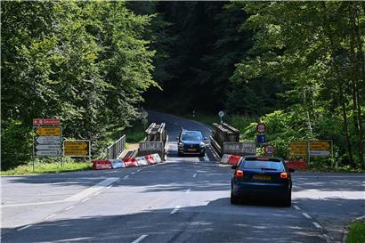 Gleich hinter der viel befahrenen Kreuzung bringt die einspurige Brücke regelmäßig den Verkehr ins Stocken
