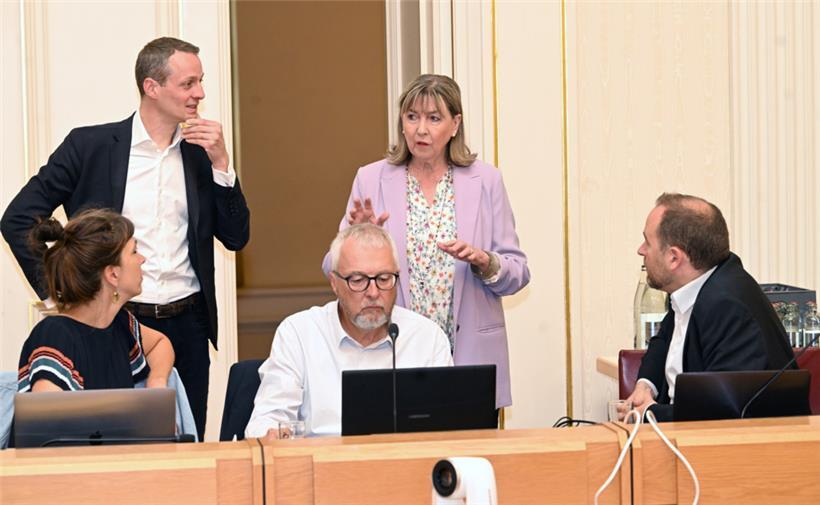 Gleich in ihrer ersten Ratssitzung ergriffen die neuen Mitglieder Nathalie Oberweis („déi Lénk“), Pascal Clement (Piraten) und Tom Weidig (ADR) (vorne v.l.n.r.) das Wort
