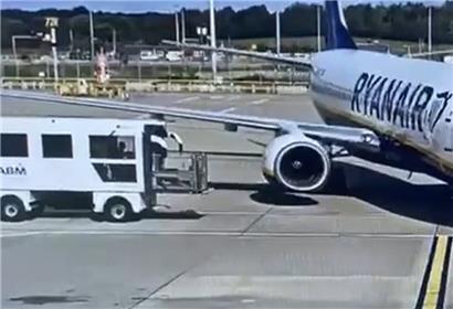 Gleich kracht’s: Ein Ryanair-Flieger hat in London-Stansted leichten Schaden genommen.
