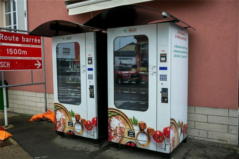 Gleich neben der Metzgerei unter der Nummer 1 in der rue de Diekirch in Lintgen stehen zwei Geräte, an denen man Lebensmittel und Gerichte zum Aufwärmen kaufen kann
