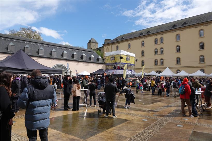 Gleich neben der Rennstrecke fand ein kleines Volksfest statt