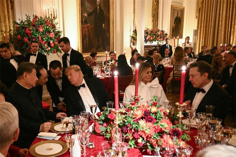 Gleich zwei Dolmetscher bemühen sich, den Gesprächsfaden zwischen dem chinesischen Präsidenten Xi Jinping und Gastgeber Donald Trump zu halten