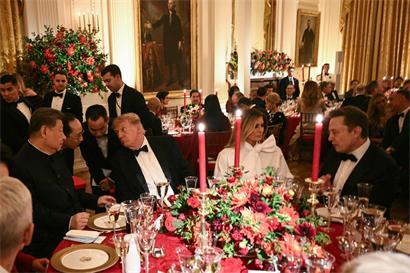 Gleich zwei Dolmetscher bemühen sich, den Gesprächsfaden zwischen dem chinesischen Präsidenten Xi Jinping und Gastgeber Donald Trump zu halten