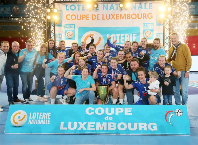 Glückliche Pokalsiegerinnen
