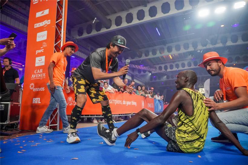 Glückwünsche an den Sieger des Marathons
