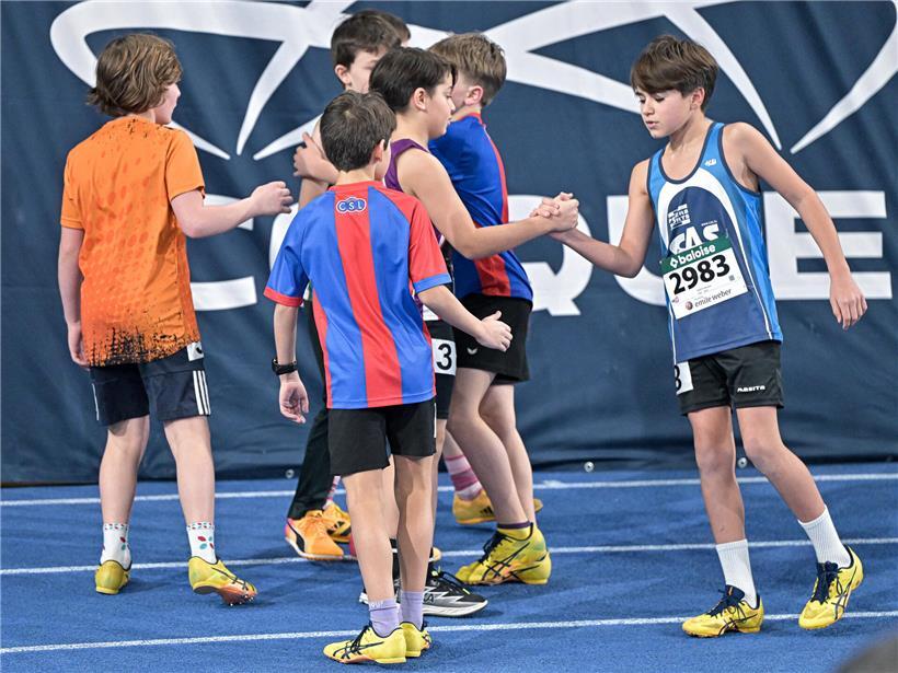 Glückwünsche an die Konkurrenz im Zielbereich eines sportlichen Wettkampfs, fairer Wettbewerb und respektvolle Atmosphäre