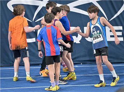 Glückwünsche an die Konkurrenz im Zielbereich eines sportlichen Wettkampfs, fairer Wettbewerb und respektvolle Atmosphäre