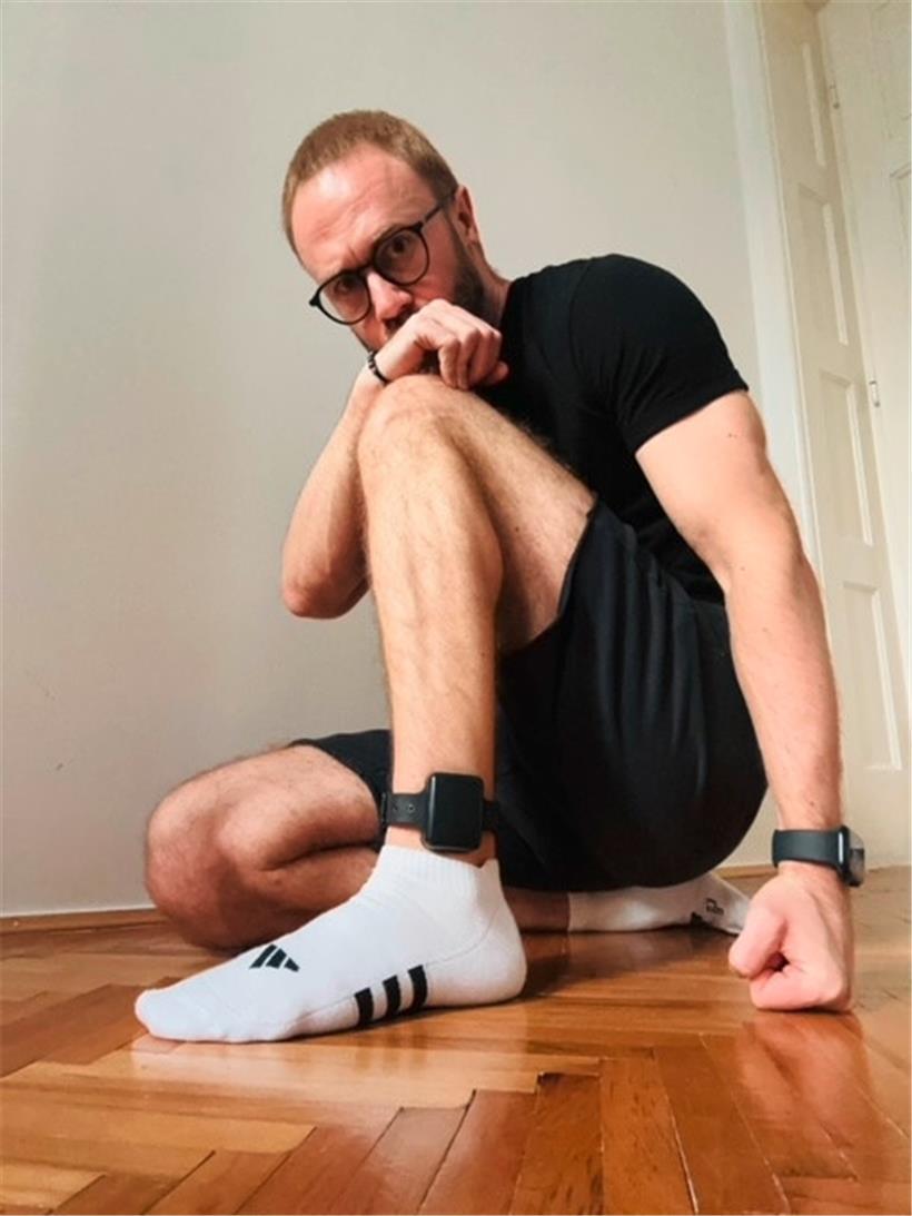 Gnjot mit Fußfessel im Belgrader Hausarrest
