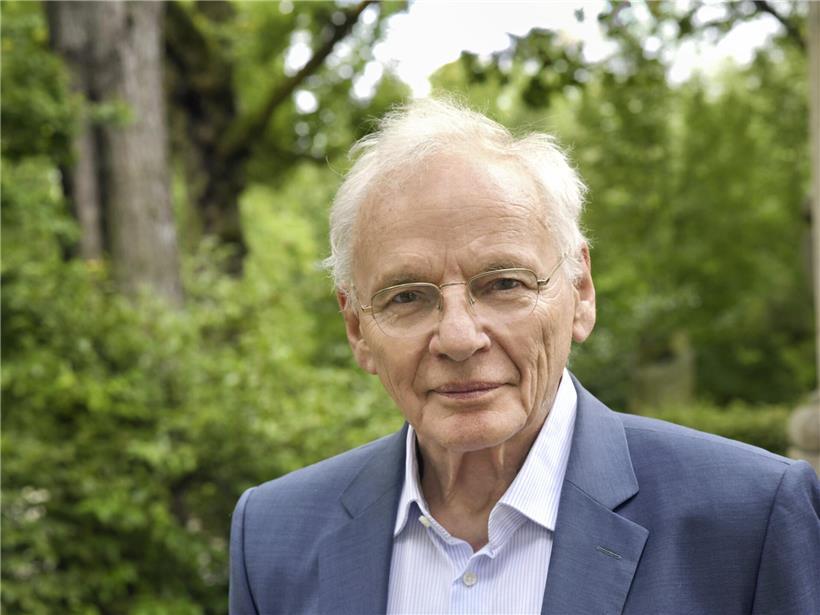 Porträt von Götz Aly, deutscher Historiker und Autor, vor neutralem Hintergrund