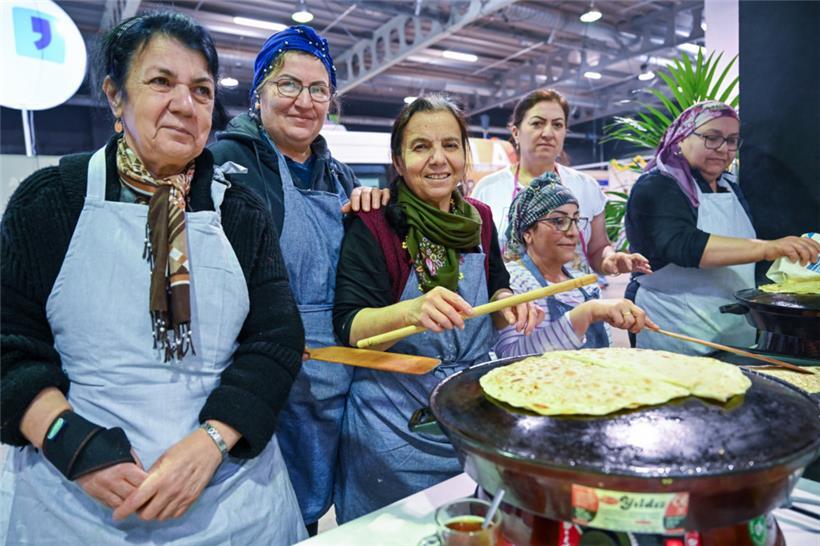 „Gözleme“ erinnern etwas an Pfannkuchen, werden allerdings meist mit herzhaften ...