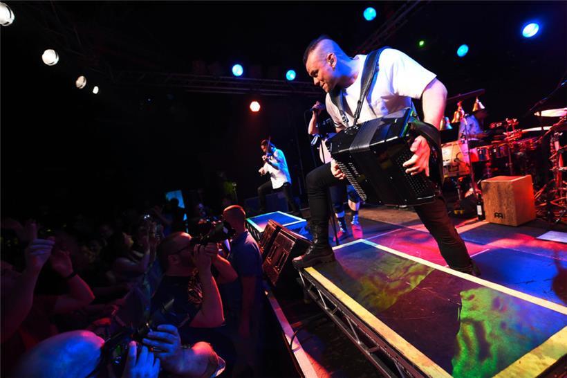 Gogol Bordello fegen über die Bühne
