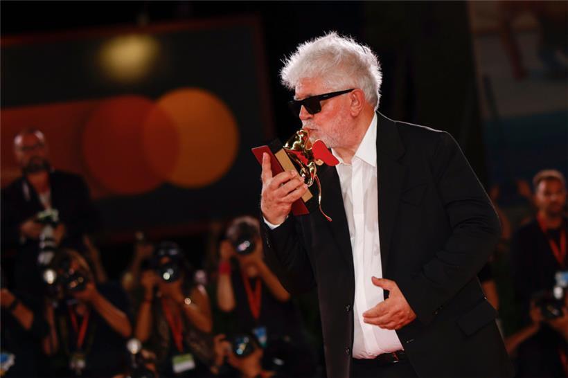 Gold für Pedro Almodóvar: Der Gewinner des Goldenen Löwen für den besten Film für „The Room Next Door“ posiert während der Preisverleihung der 81. Ausgabe der Filmfestspiele von Venedig
