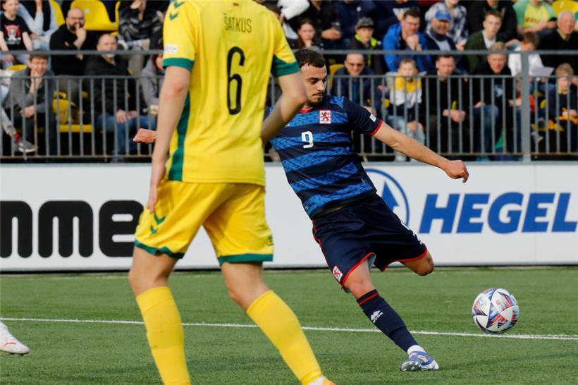 Goldfüßchen Danel Sinani nimmt Maß
