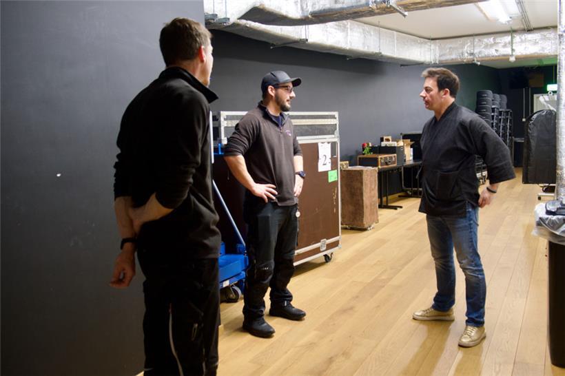 Goldrake spricht sich mit den Gemeindetechnikern Joël Fischer und Stephan Weber ab
